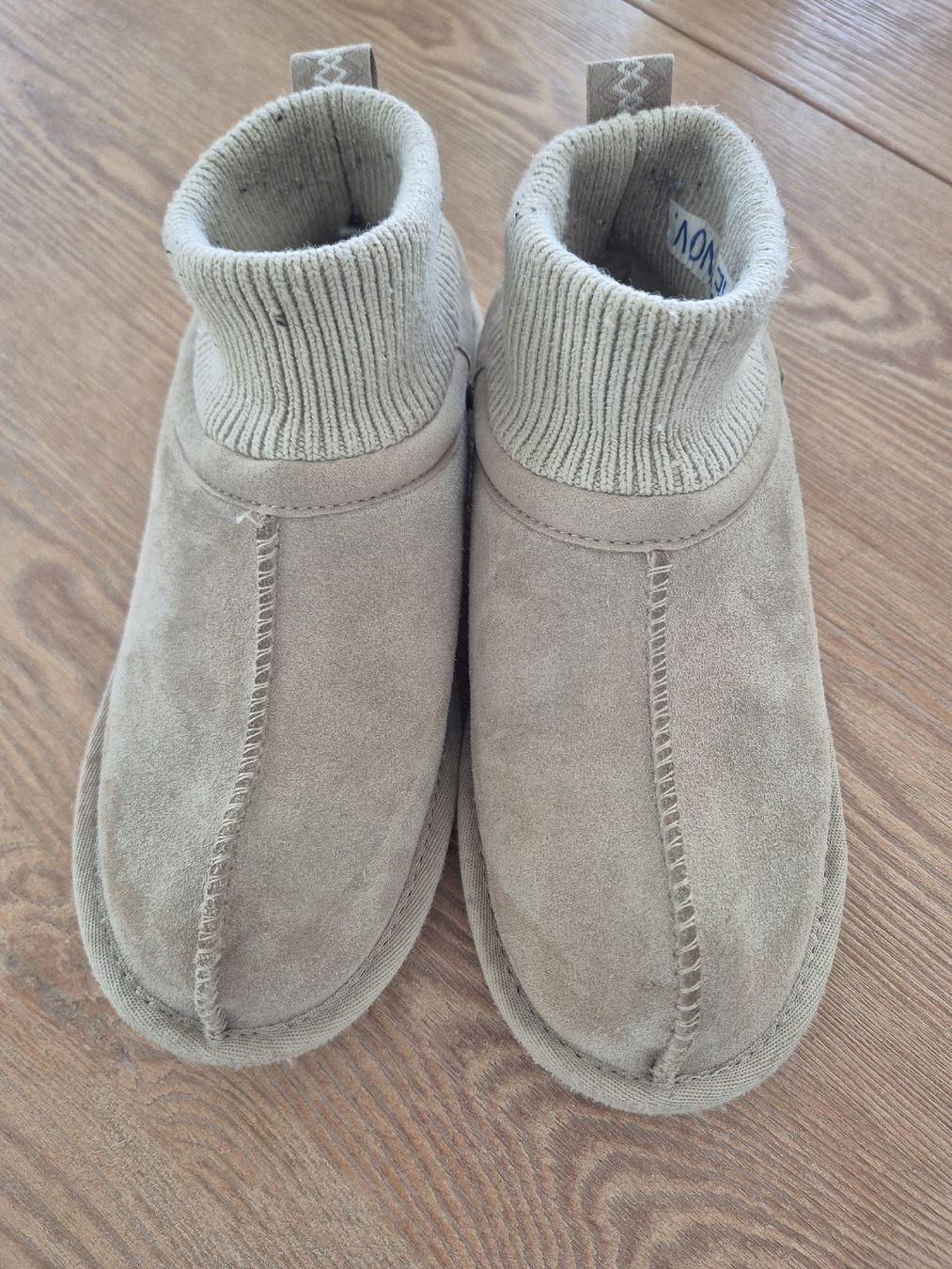 Ugg Chaussures filles: chaussures UGG – D'occasion à Châtel-St-Denis par sno_8k6p 2