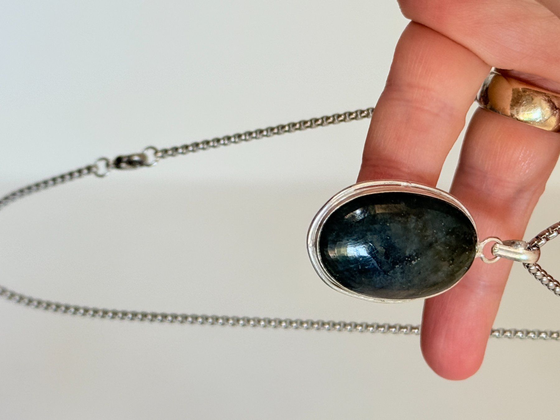 Catenine: Collier vintage avec pendentif pierre Labradorite – Nuovo e nell'imballaggio originale da Genève venduto da AWWA 7