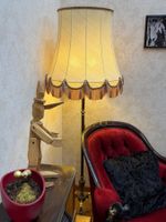 Klassische Stehlampe mit Stoffschirm und Fransen