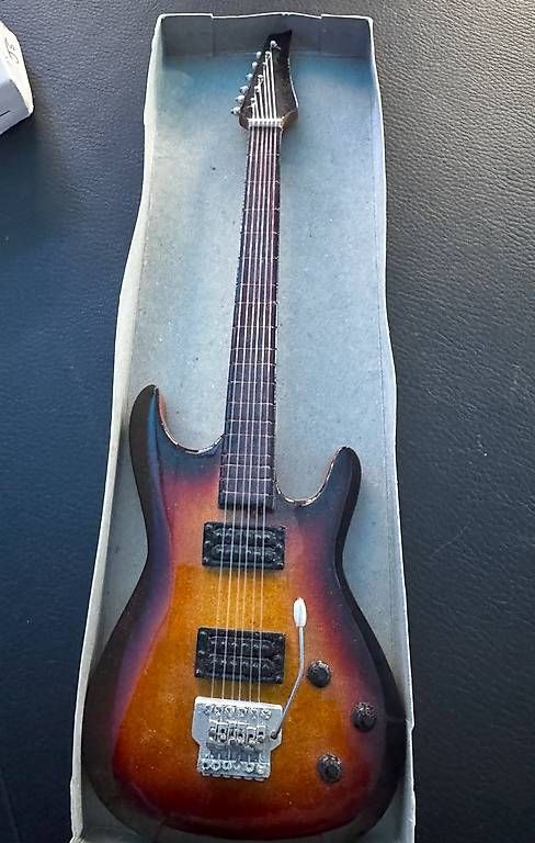 Kit di modellismo & Modellini statici: Model / Mini Gitarre im Stil einer Ibanez SA / Sabre – Usato da Oberglatt ZH venduto da Chrisbee