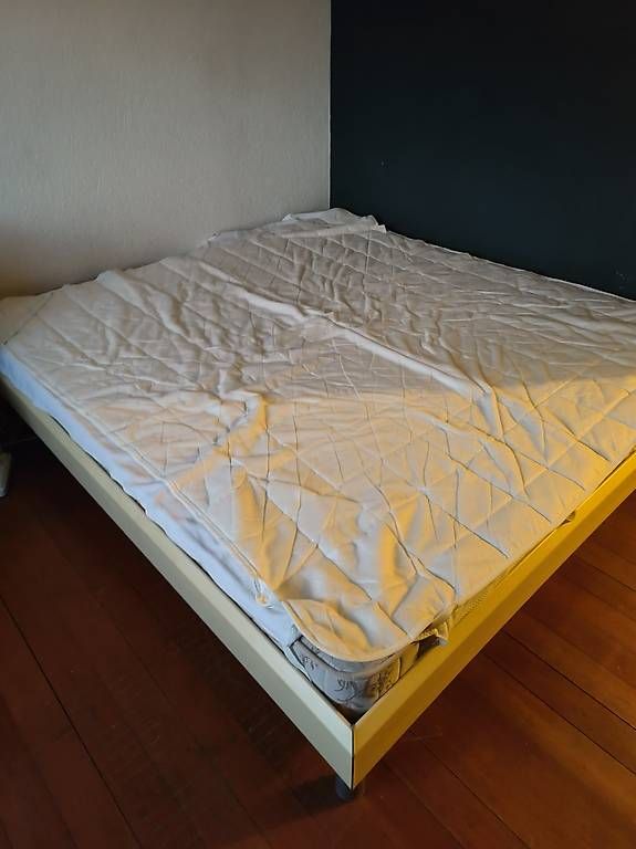 Betten: Bett und 2 Nachtkästchen alles – Gebraucht aus Schaffhausen von Airsue 1
