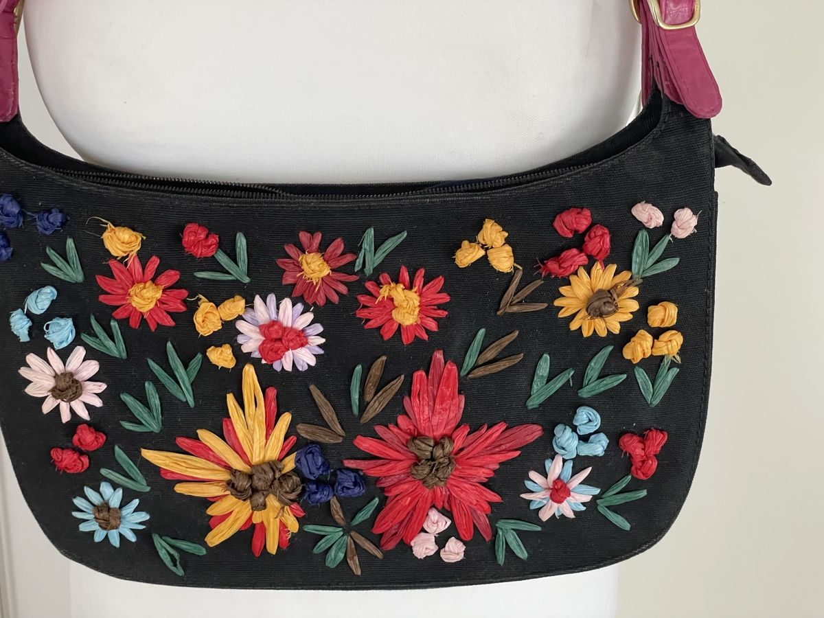 Taschen für Damen: Schwarze Handtasche mit Blumenstickerei – Defekt aus Winterthur von tat_ky5h 2
