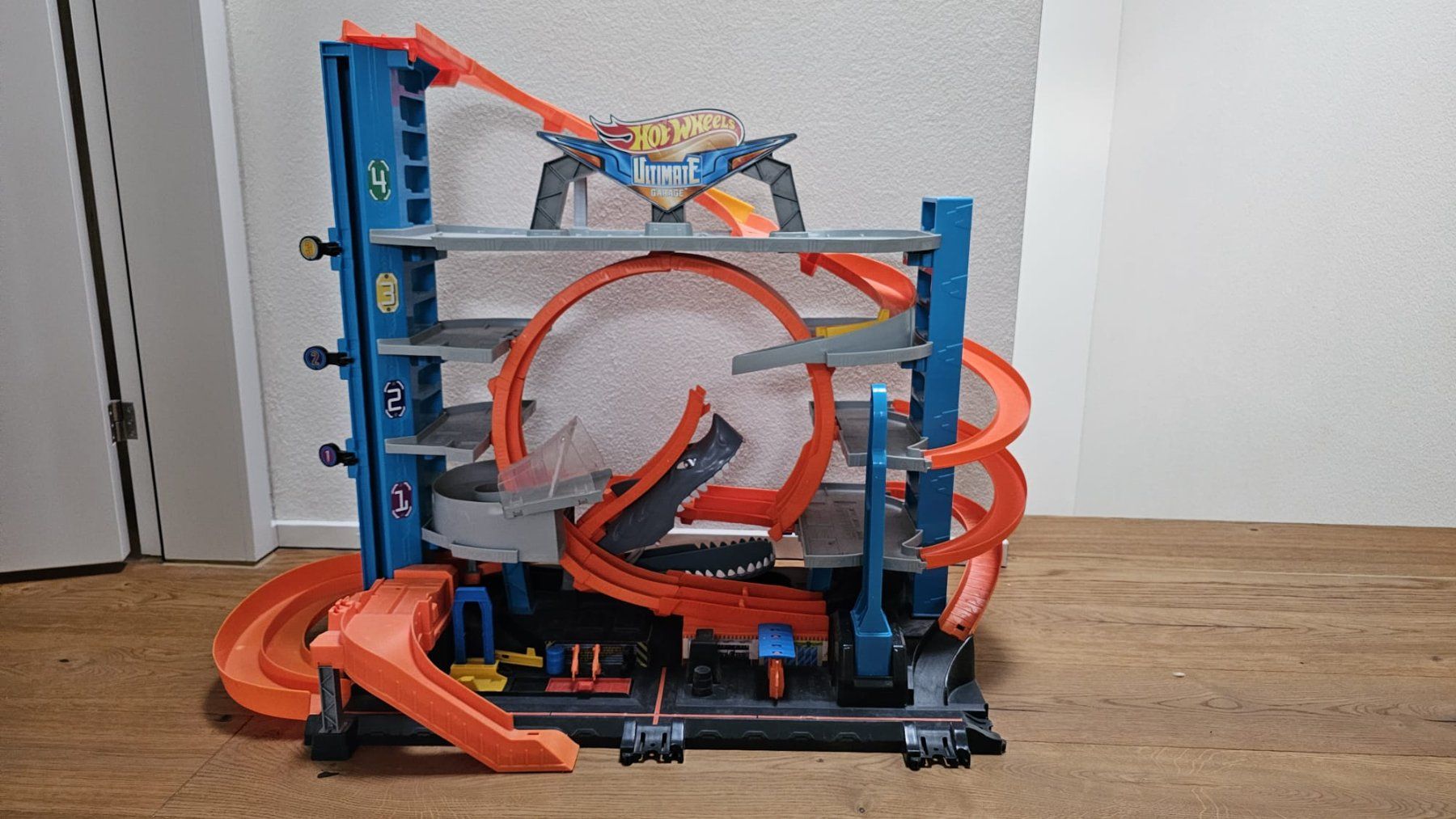 Hot Wheels Jouets: Hot Wheels City Ultimate Garage mit Shark Attack – D'occasion à Ballwil par