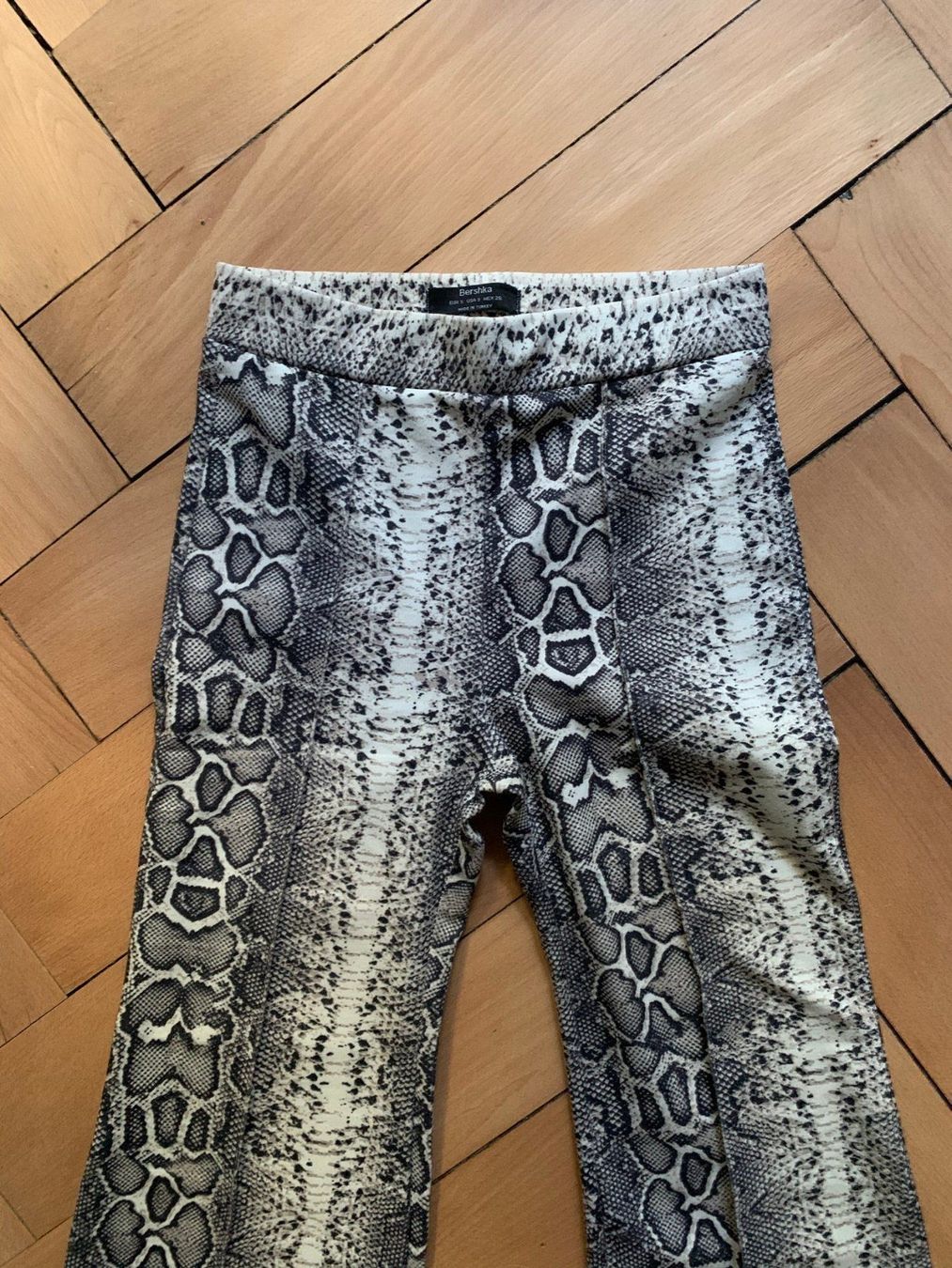Bershka Pantaloni: BERSHKA - Hose m. Schlangen-Print S – Usato da Zürich venduto da Diazaio 1