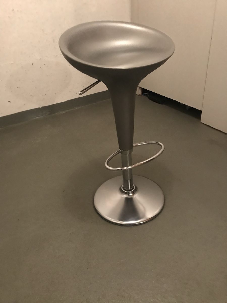 Hocker: 3 Barhocker BOMBO, grau-metallic – Gebraucht aus Baden von Flinca