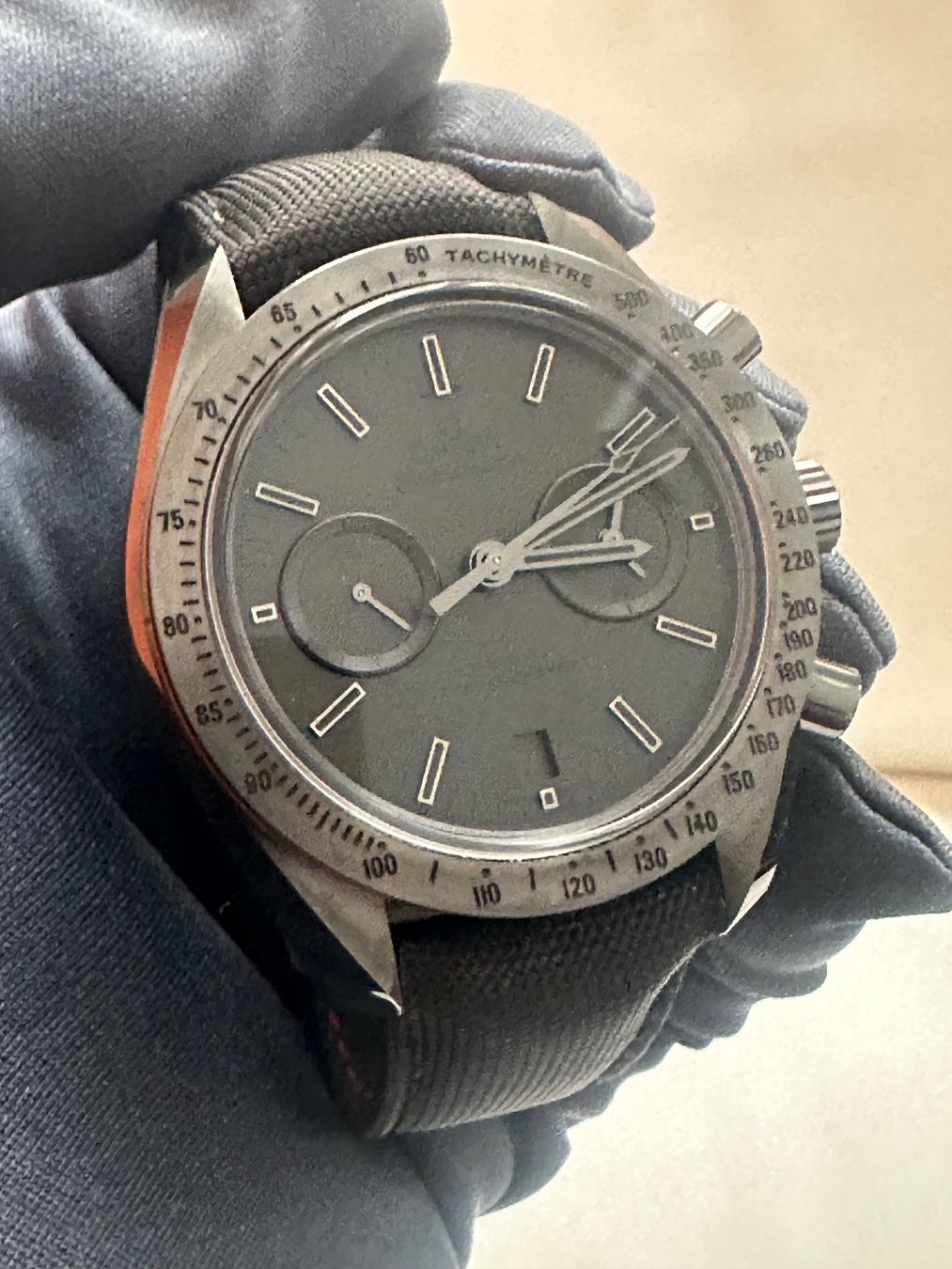 Omega Montres: Omega Speedmaster Dark Side of the Moon Black 44mm Keramik – Neuf (Voir description) à Luzern par watch-collection 2
