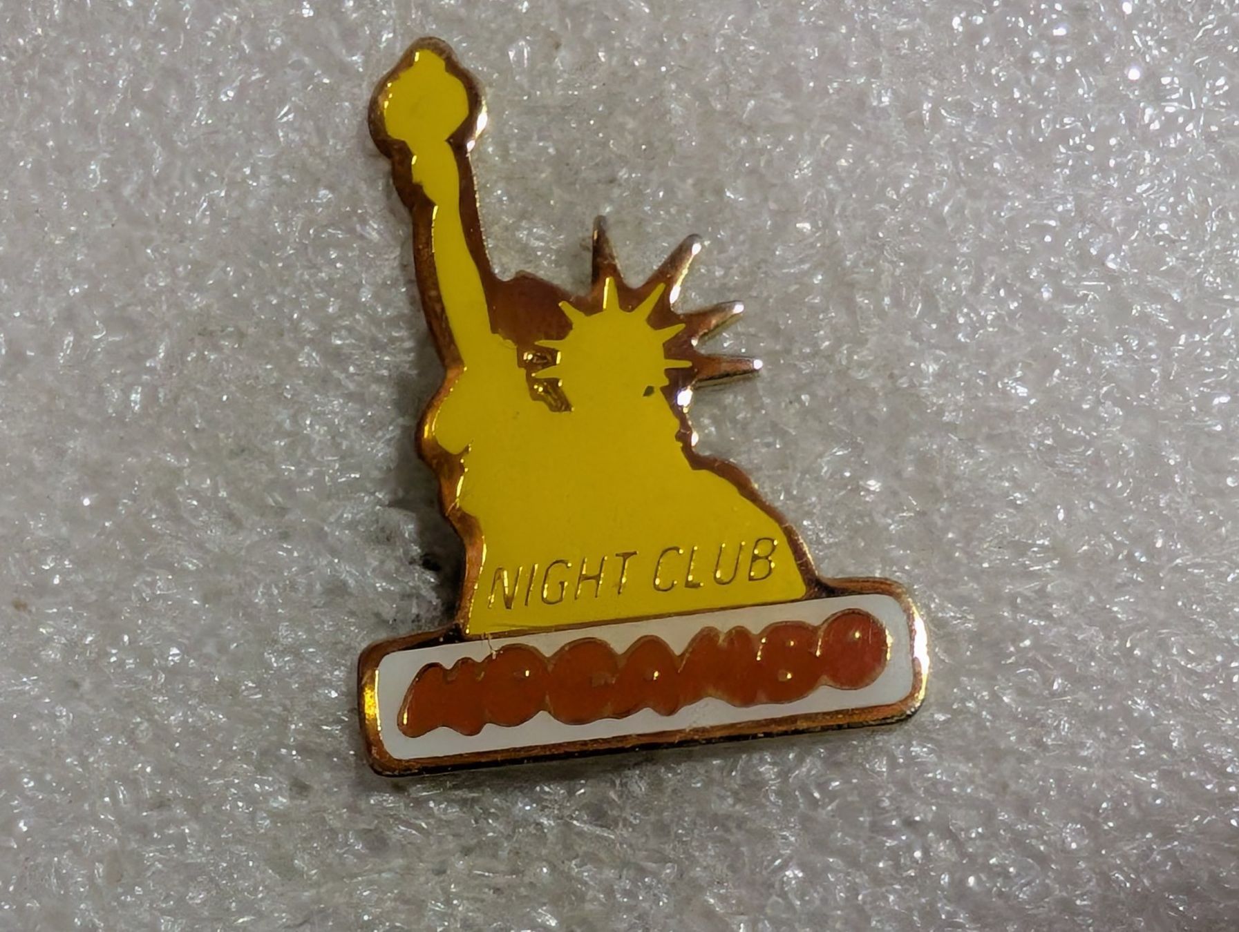 Placchette & Badge: Ansteckpin 243: Nightclub – Usato da Oppligen venduto da Pin-Fall-Shop