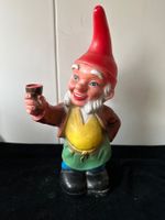 Gartenzwerg mit Rotwin-Glas in der Hand am prosten .