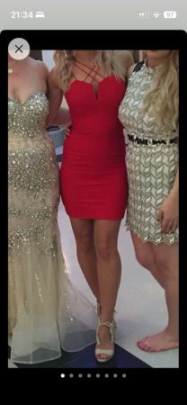 Rotes Minikleid mit Trägern, Grösse M – Partylook!