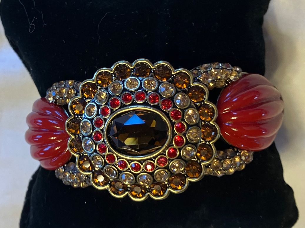 Armbänder & -reifen: Armspange mit Strass und  Kunststoff – Gebraucht aus Bassersdorf von groovygremlin