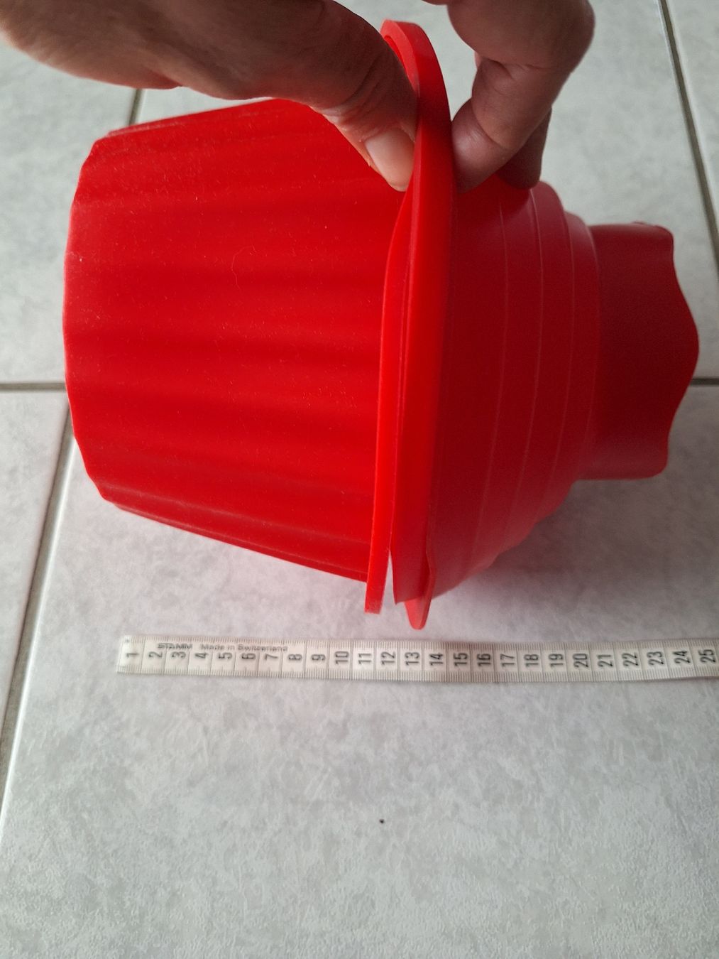Teglie da forno: Rote Silikon Kuchenform/Cupcakeform – Usato da Stettlen venduto da lostme 1