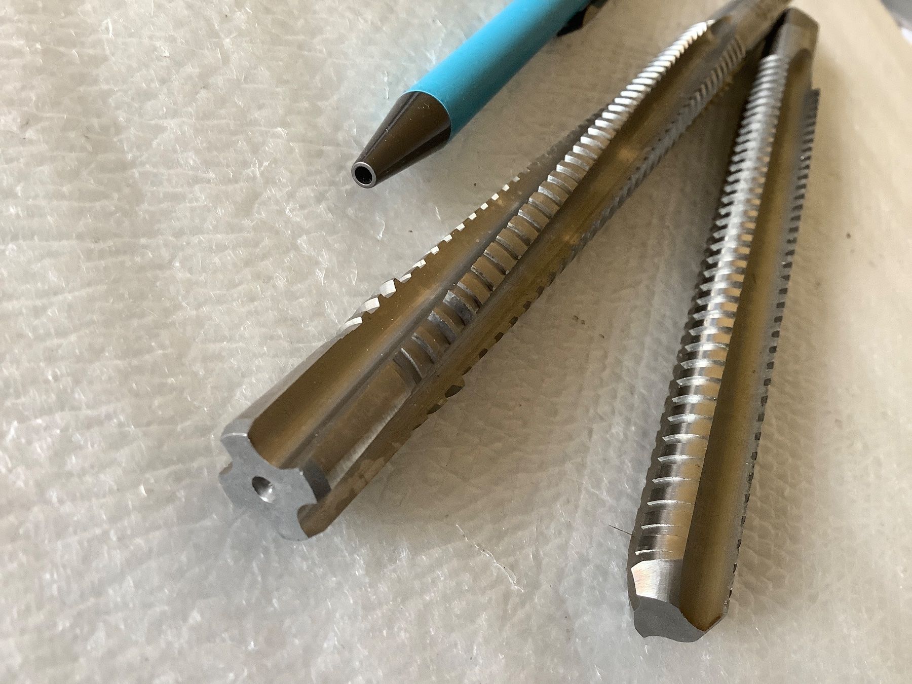 Reishauer Tutti gli attrezzi: Trapezgewindebohrer HSS Tr. 18x4 , 2-teilig, von REISHAUER – Usato da Widnau venduto da frohsinn7 2