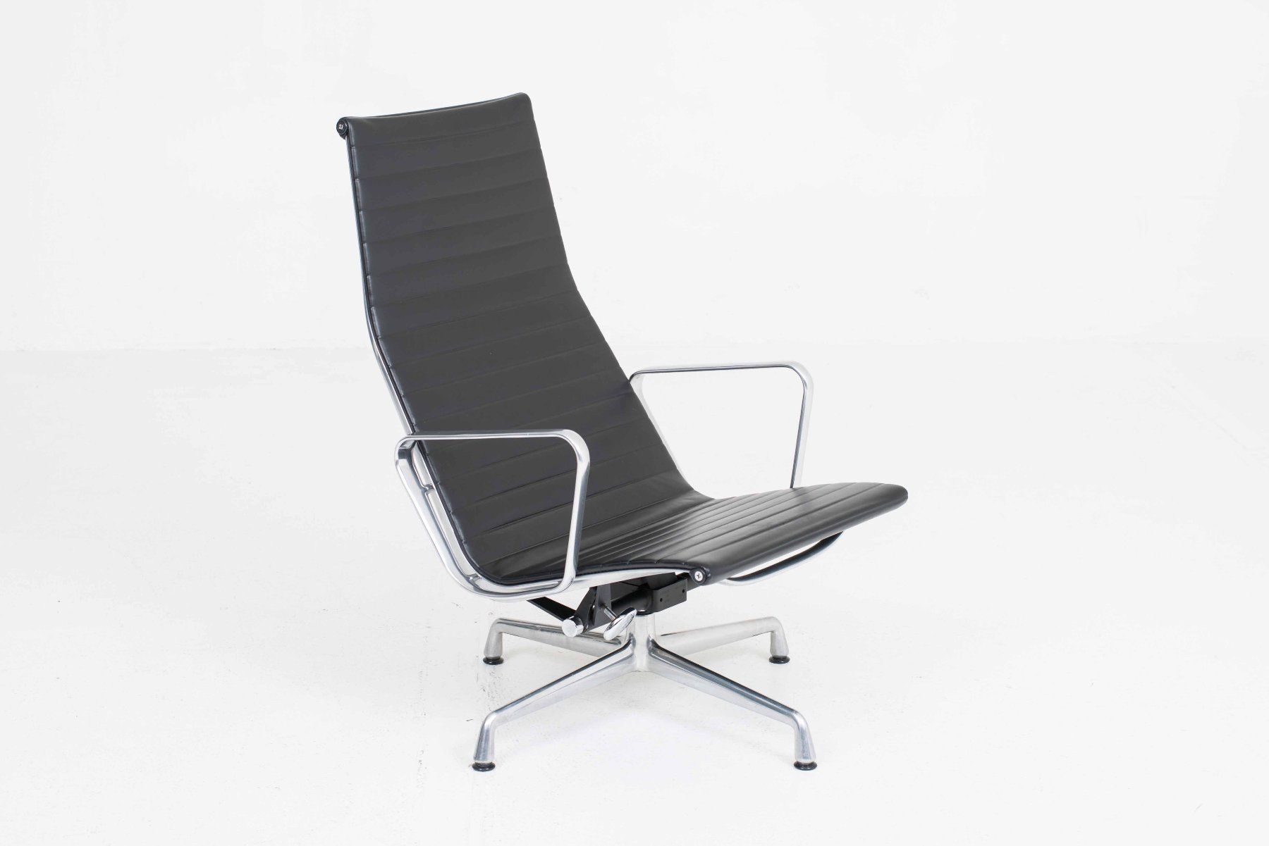 Vitra Poltrone: Vitra EA 124 Sessel von Charles & Ray Eames - Leder Schwarz – Usato da Zürich venduto da STUZH38 3