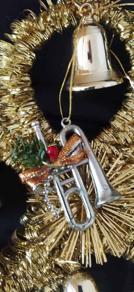 Tutte le decorazioni: Goldiger Weihnachtskranz mit Musikinstrumenten & Glocken – Nuovo (secondo la descrizione) da Zürich venduto da 1-2-3-Kaufen 1