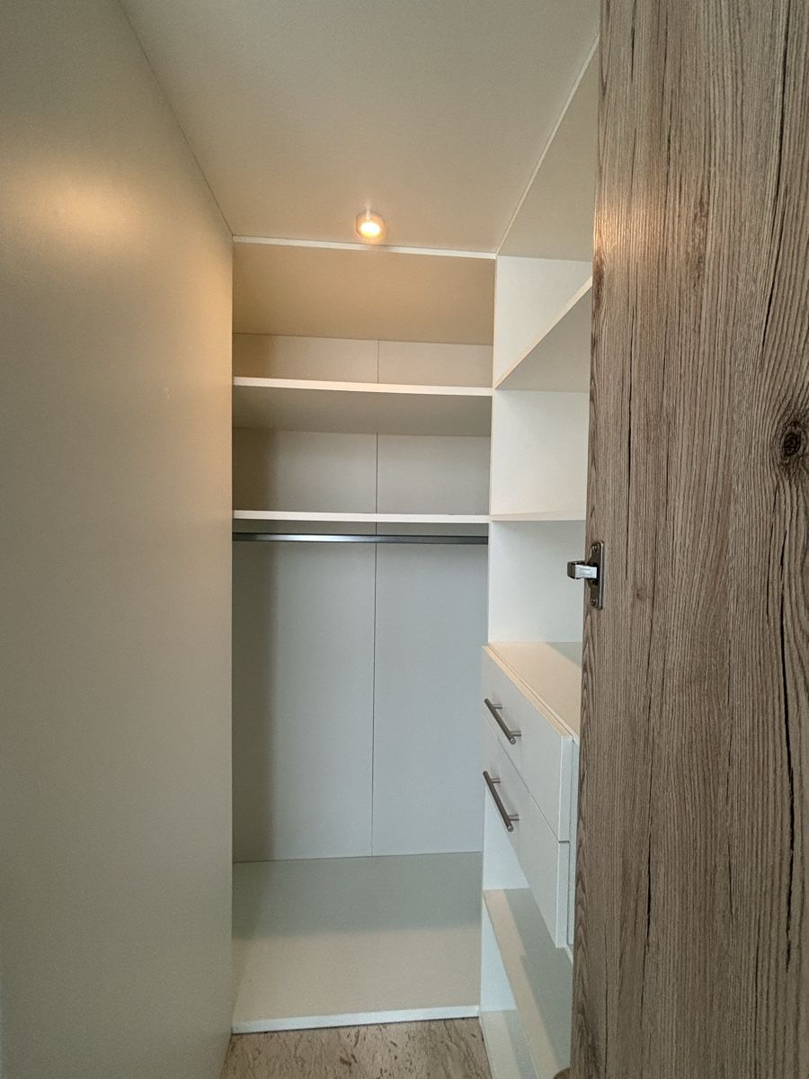 Schränke: Schrank – Gebraucht aus Kloten von NicosK01 4