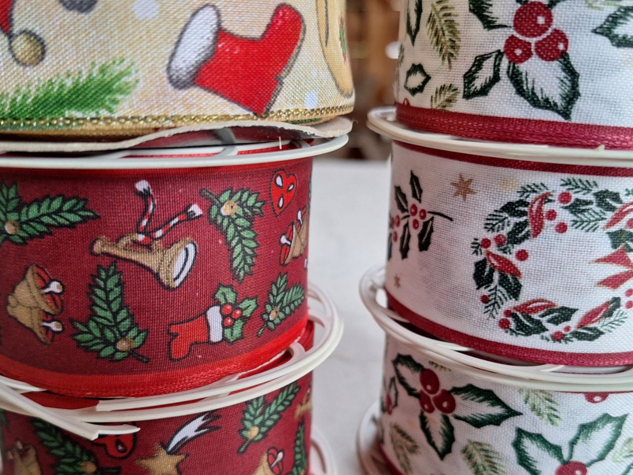Nastri decorativi: 12 ROLLEN WEIHNACHTSBAND GESCHENKBAND – Nuovo (secondo la descrizione) da Huttwil venduto da Kunterbuntli 1