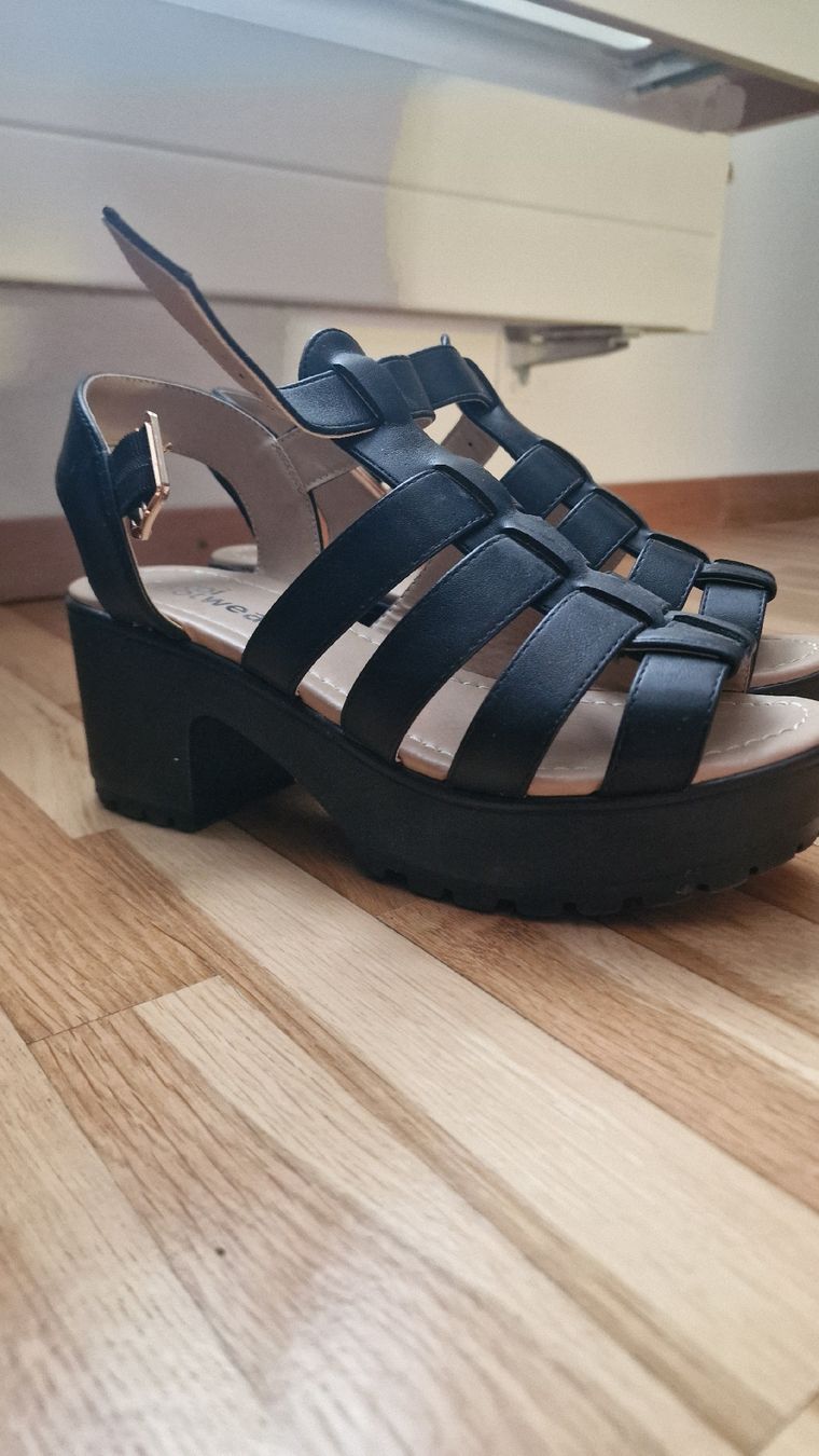 Scarpe da donna: Sandales compensées noires pointure 39 – Usato da Givisiez venduto da lei_7r7z