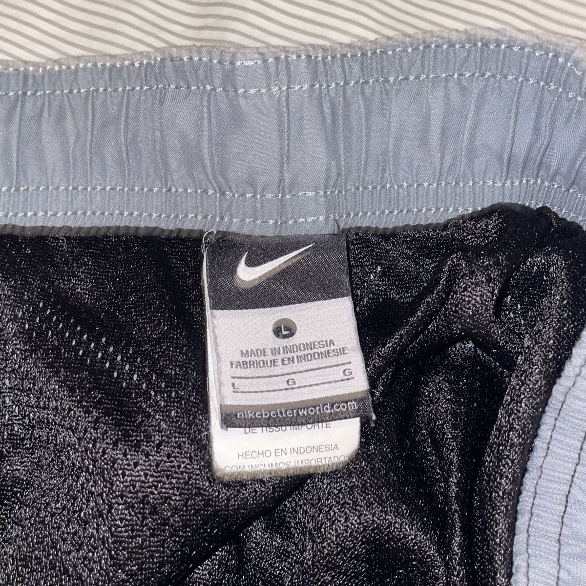 Nike Pantaloni: Vintage Nike Shorts - black/grey Size L – Usato da Wabern venduto da alestae 2