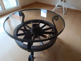 Sehr schöner alter Glastisch mit original Wagenrad