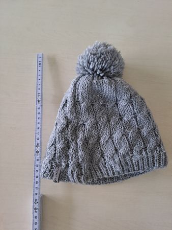 graue Kappe mit Pumel