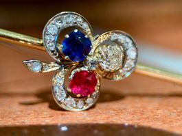Antike Kleeblatt-Brosche aus 750er Gold mit Saphir, Spinell