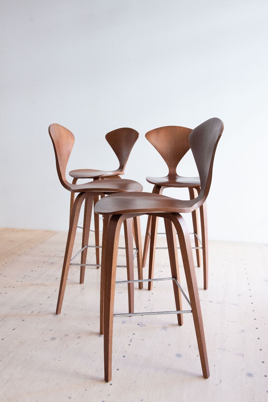Stühle: Set of 4 Norman Cherner Bar Stools Walnut – Gebraucht aus Zürich von heydaymoebel 3