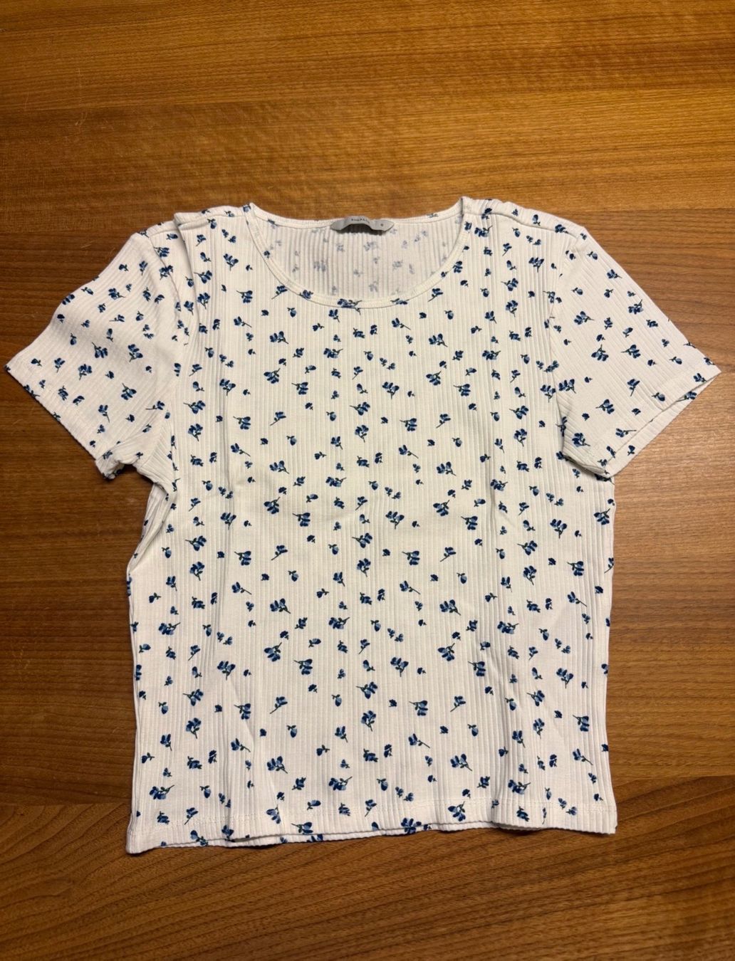Only T-shirt: WEISSES T-SHIRT MIT BLUMEN – Usato da Raron venduto da lia_secondhand