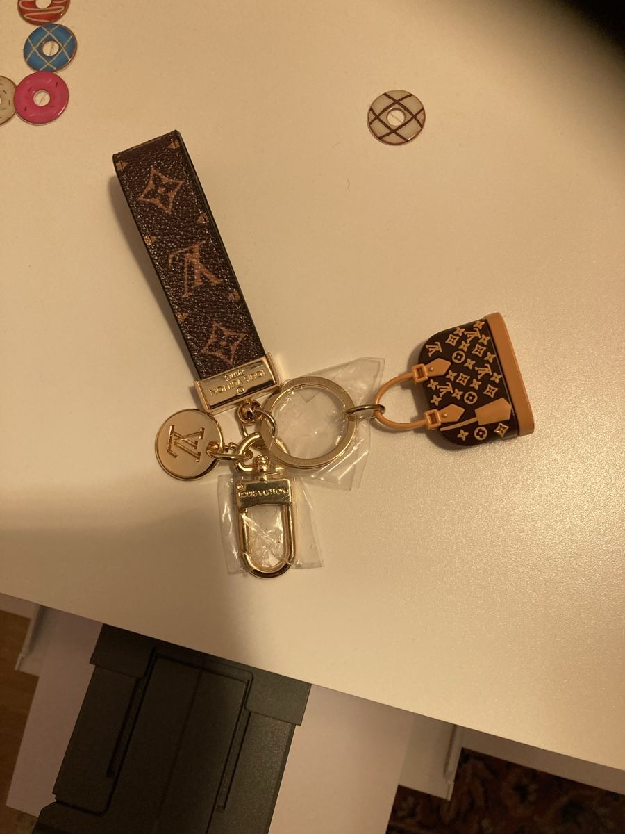 Porte-clés: Porte-clés sacoche logo monogramme doré neuf – Neuf (Voir description) à Plan-les-Ouates par Namorona