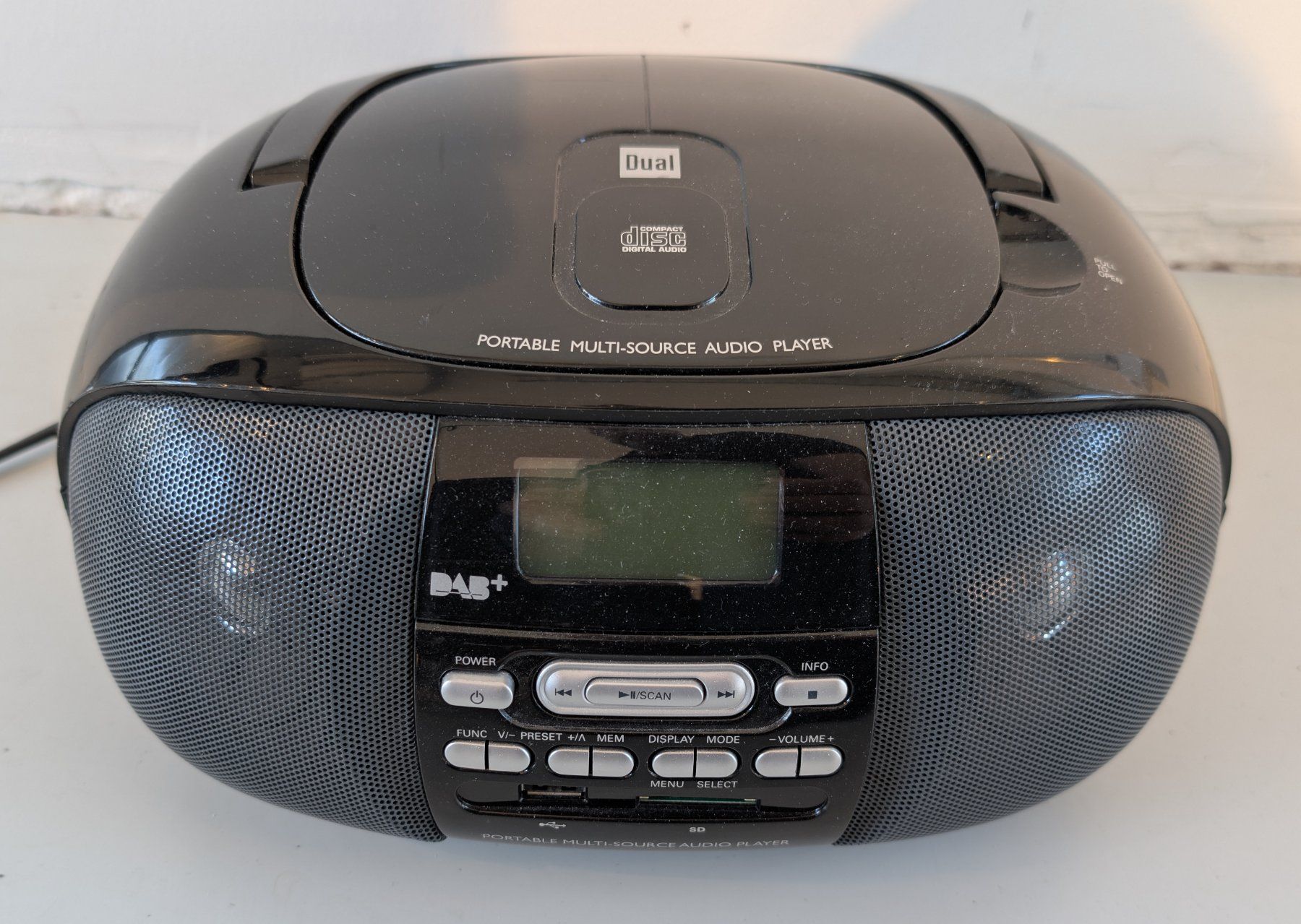 Dual Lettore multimediale portatile: Dual DAB 43 - DAB+ Portable mit CD – Usato da Dietlikon venduto da ComdatAG 1