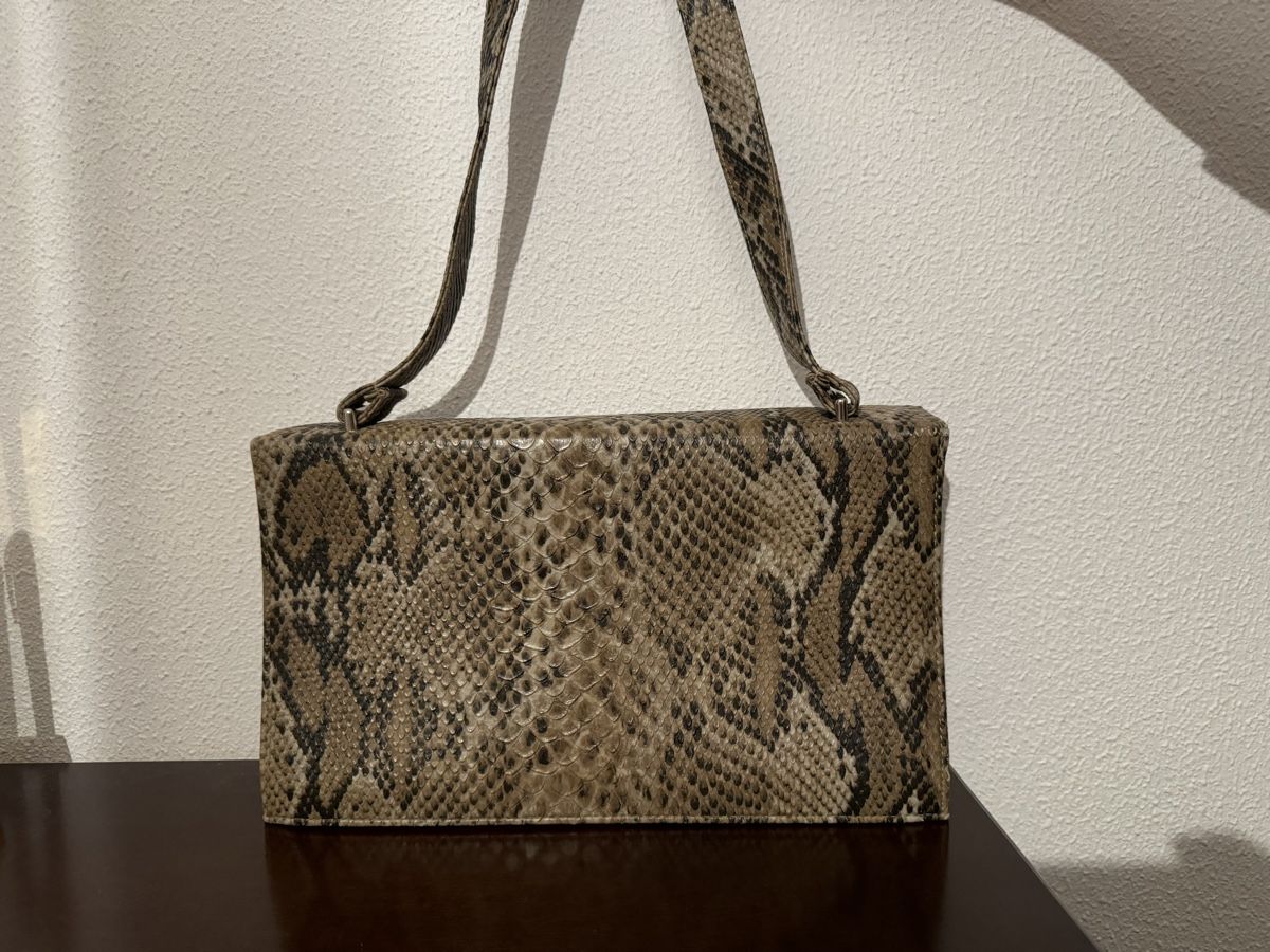 Taschen für Damen: Schlangendruck Schultertasche aus PVC – Gebraucht aus Balsthal von Narulya 1