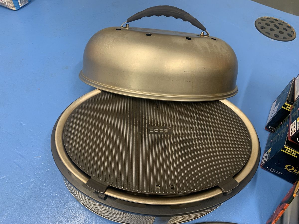 Griglie: Cobb Grill mit Zubeh. & Kohle – Usato da Uster venduto da christa6878 5