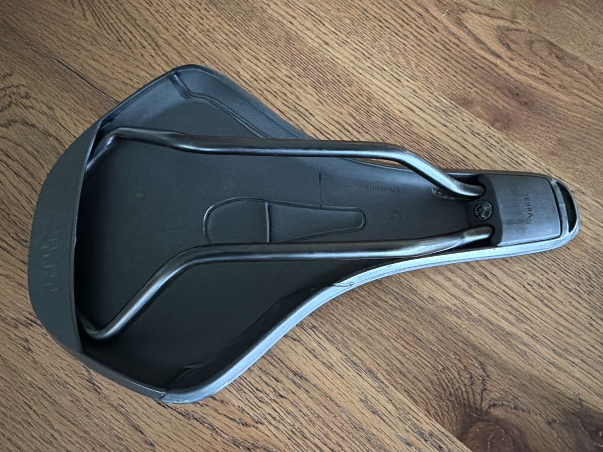 Fizik Pezzi di ricambio: Fizik Sattel Terra Aidon X5 – Nuovo (secondo la descrizione) da Rapperswil-Jona venduto da M4rtin 1