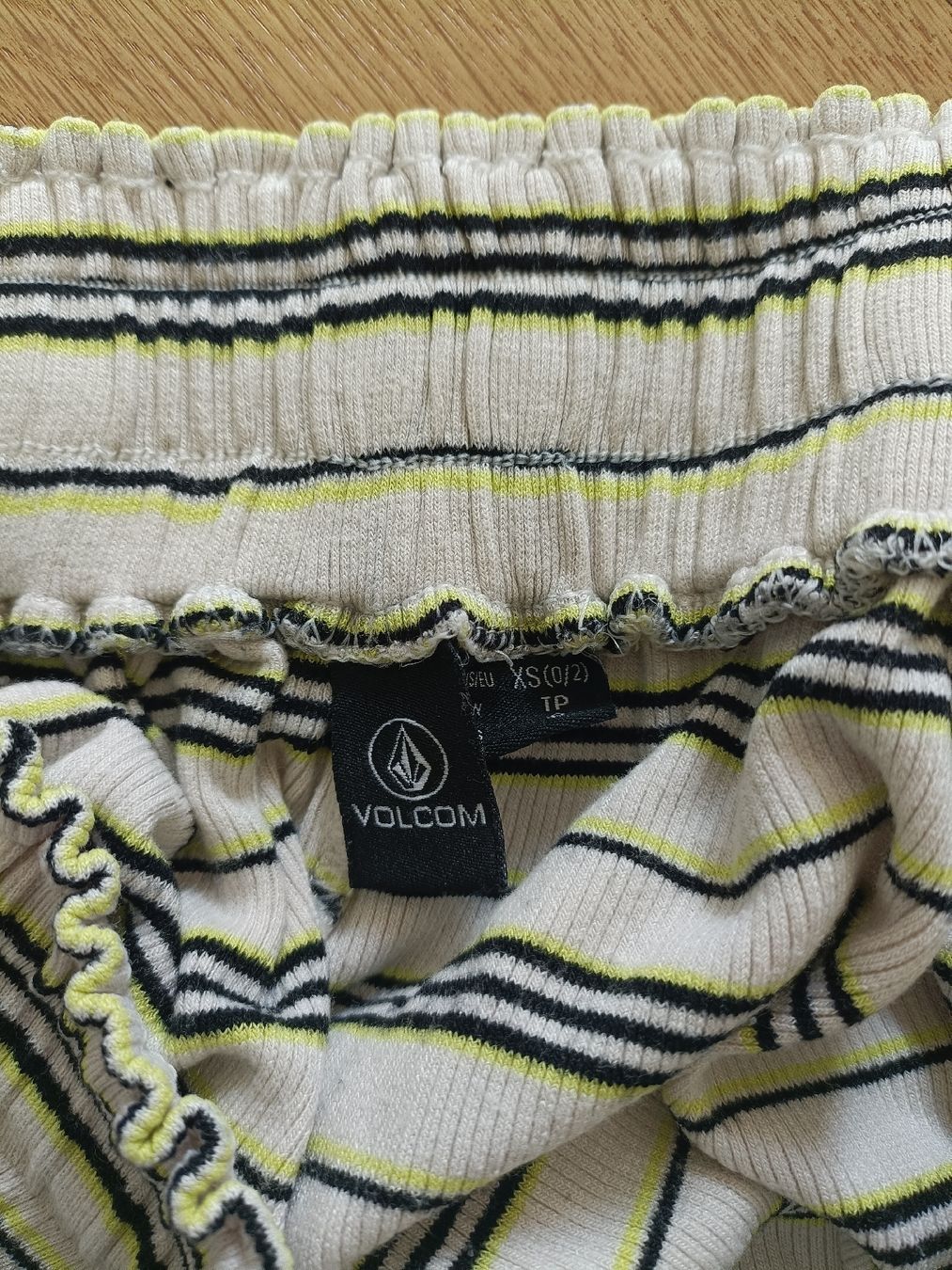 Volcom Pantaloni: Short Volcom rayé - Taille XS – Usato da Vaulruz venduto da O_DDM 1