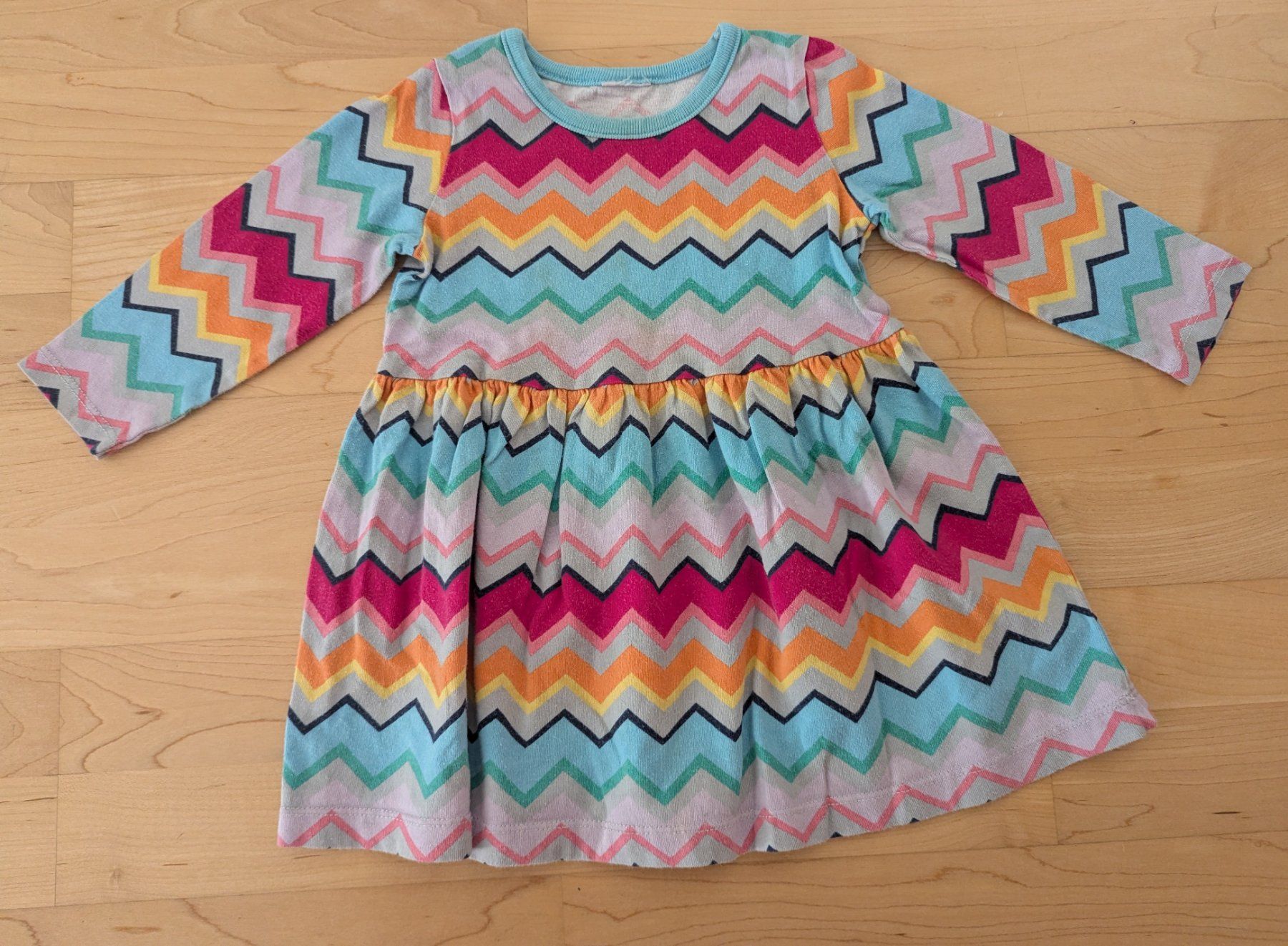 Vestiti & Gonne: Zuckersüsses Zickzack-Kleid, Gr. 80 – Usato da Uster venduto da petches