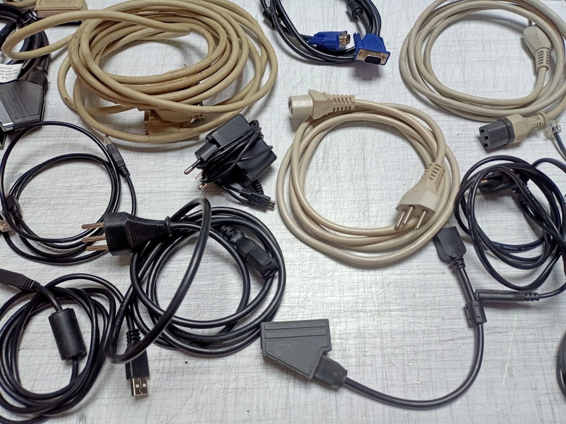 Cavi: Diverse Elektro PC-Kabel, Adapter, Maus, Keyboard etc – Usato da Chur venduto da slim777 2