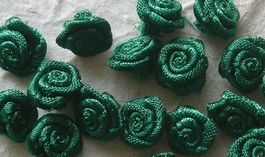10 mini roses satin 1cm VERT Foncé