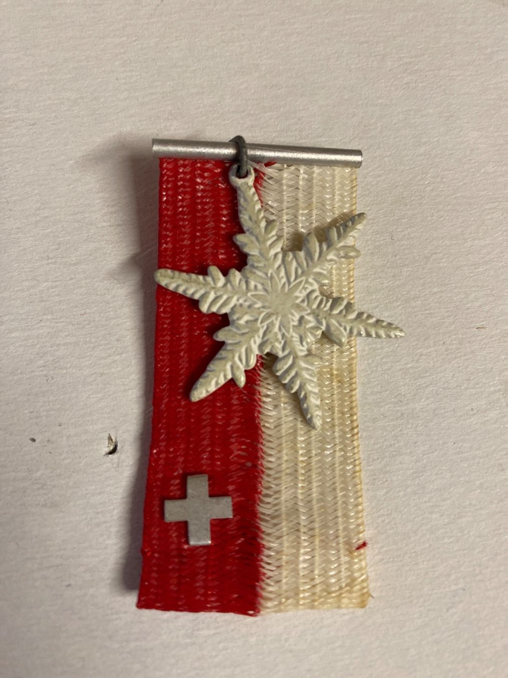 Placchette & Badge: EPINGLETTE - SECOURS D'HIVER - 1944 -1945 - WINTERHILFE – Usato da Le Brassus venduto da cinema13