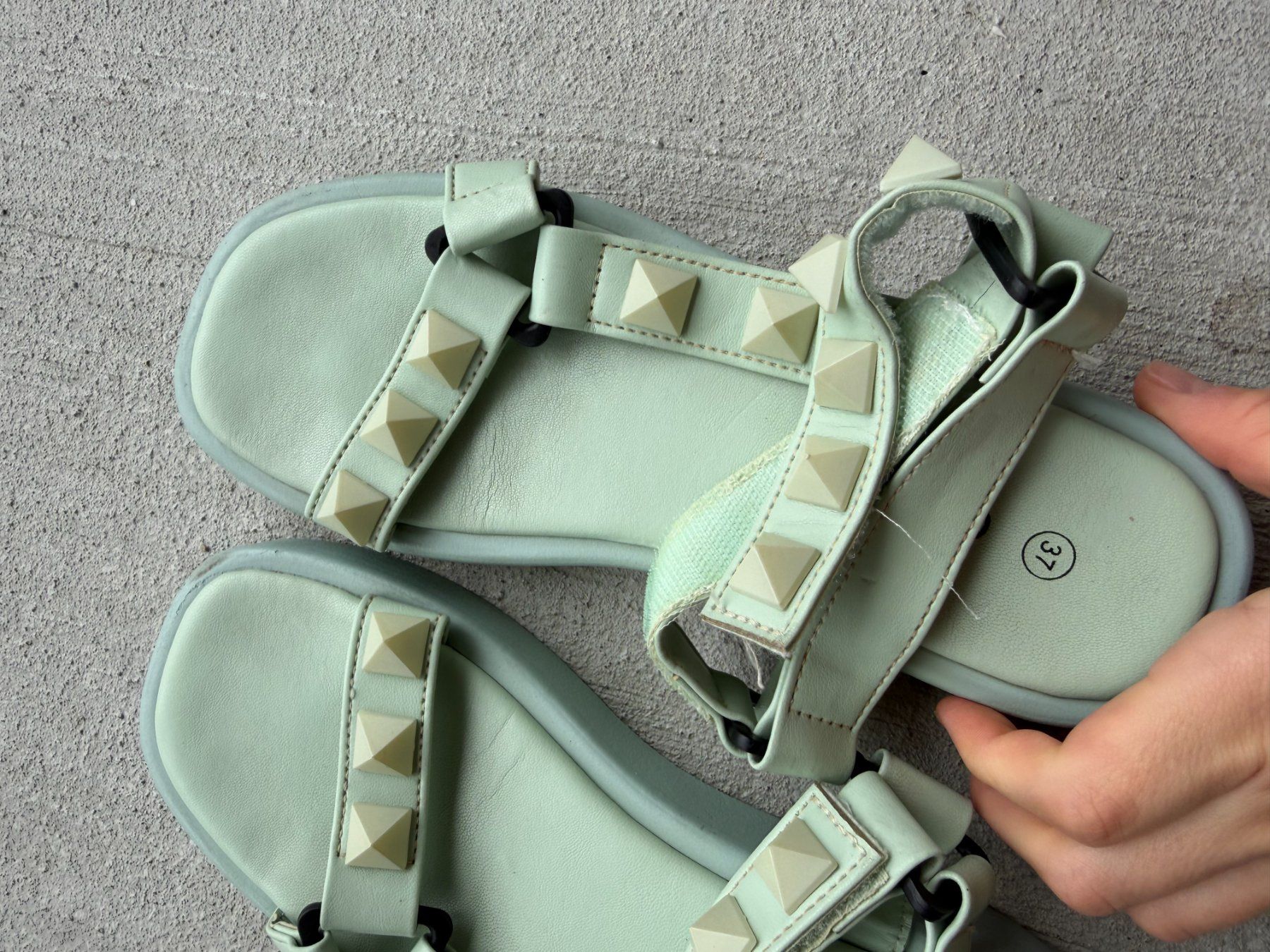 Scarpe da donna: Mintgrüne Sandalen, Gr. 37, mit Pyramiden – Usato da Riehen venduto da edu_92w7 2