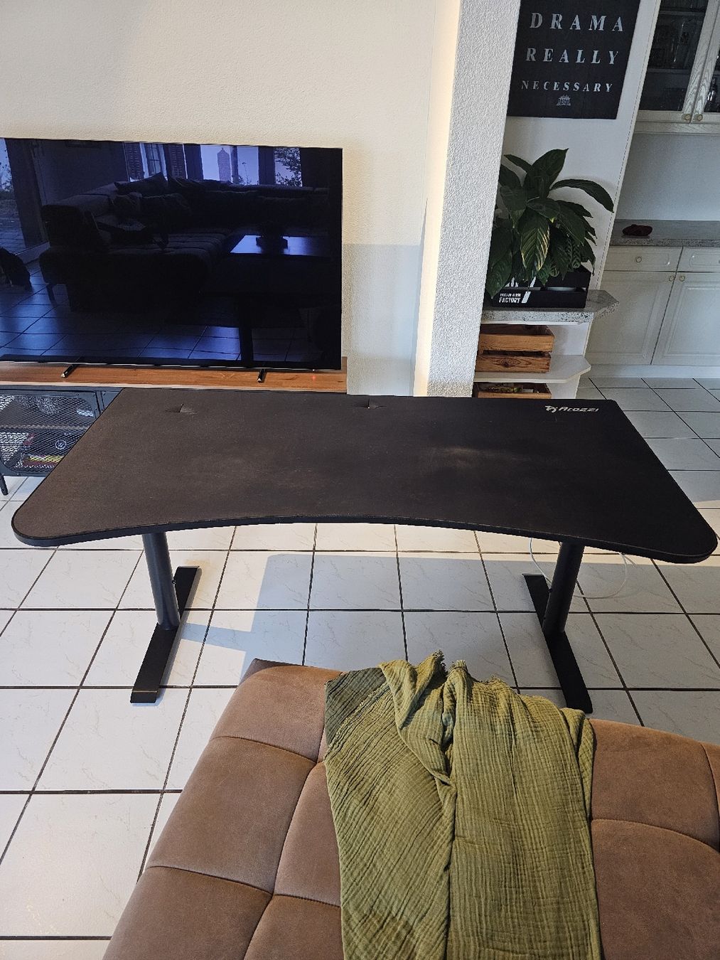 Schreibtische: Arozzi Enzo Gaming Tisch – Gebraucht aus Egliswil von woelfli1996 2