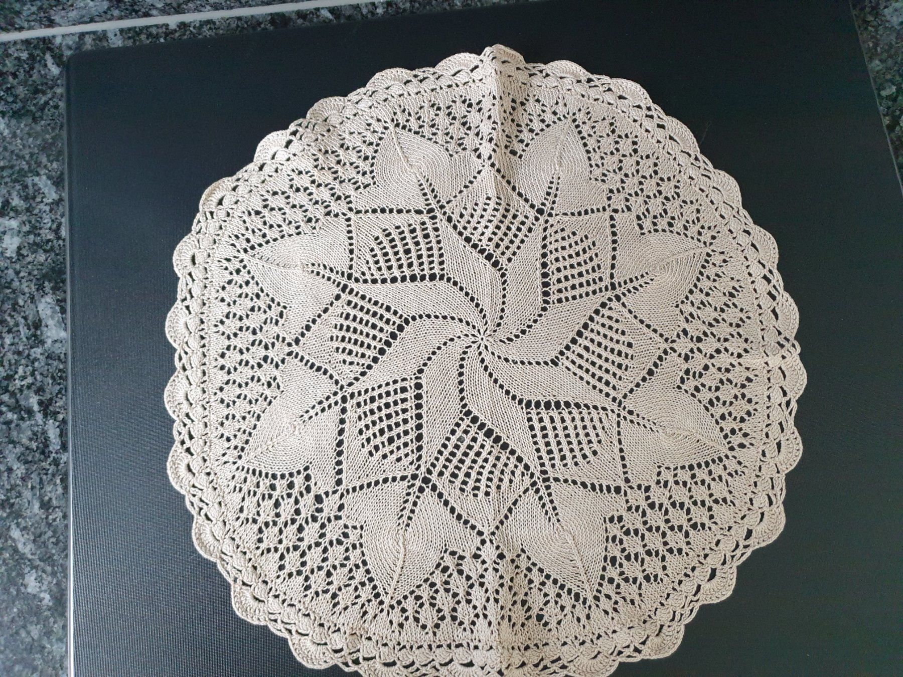 Sonstige Tischwäsche: Spitzendeckchen Tischdecke gestrickt Beige Rund 43 cm – Neu (gemäss Beschreibung) aus Gossau ZH von LeoniesDeko