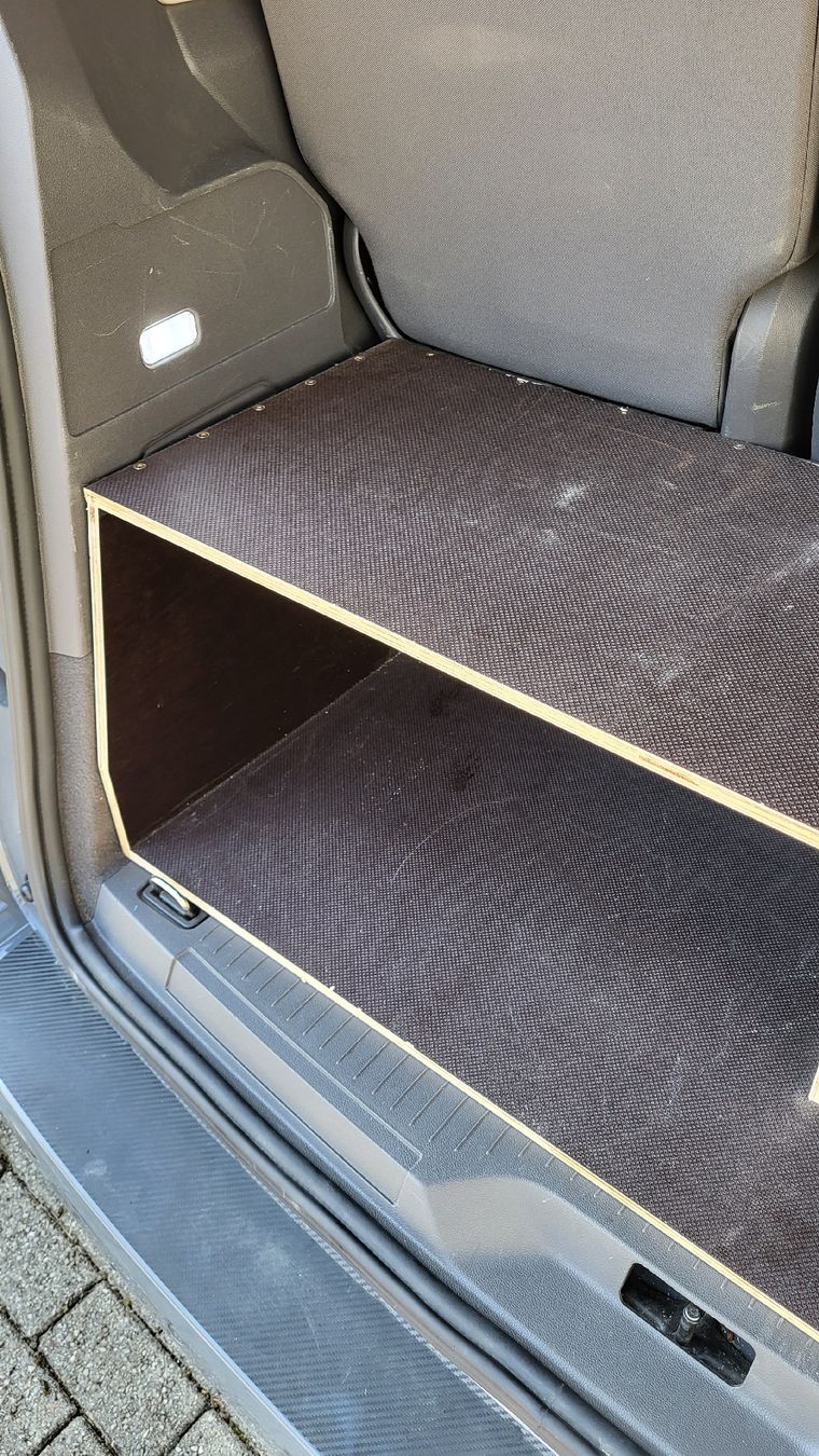 VW Accessori per altri veicoli: VW Multivan T7 Kofferraumbox – Usato da Arni BE venduto da ChunntDrus 1