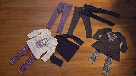 Gr. 122/128: Div. Leggins und Kleidchen