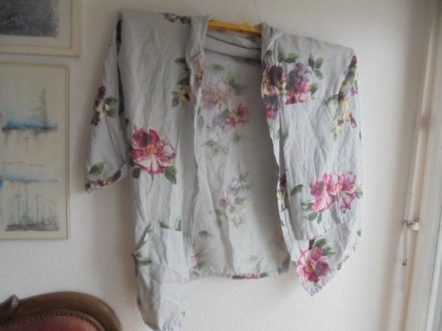Giacche: Sommerjacke mit Kapuze Blumen – Usato da Hinwil venduto da Glasperlen 1