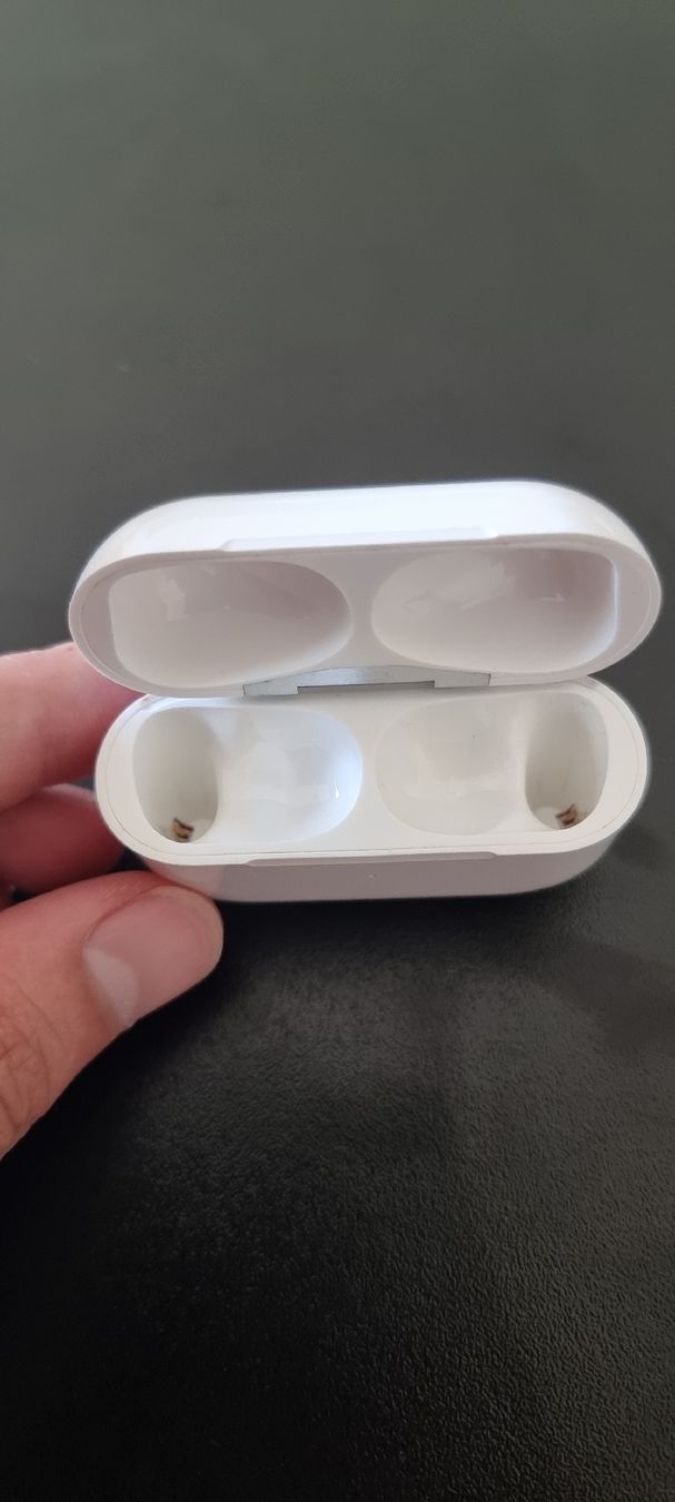 Apple Cuffie: Airpods Case ohne Airpods – Usato da Mellingen venduto da Nowl 1