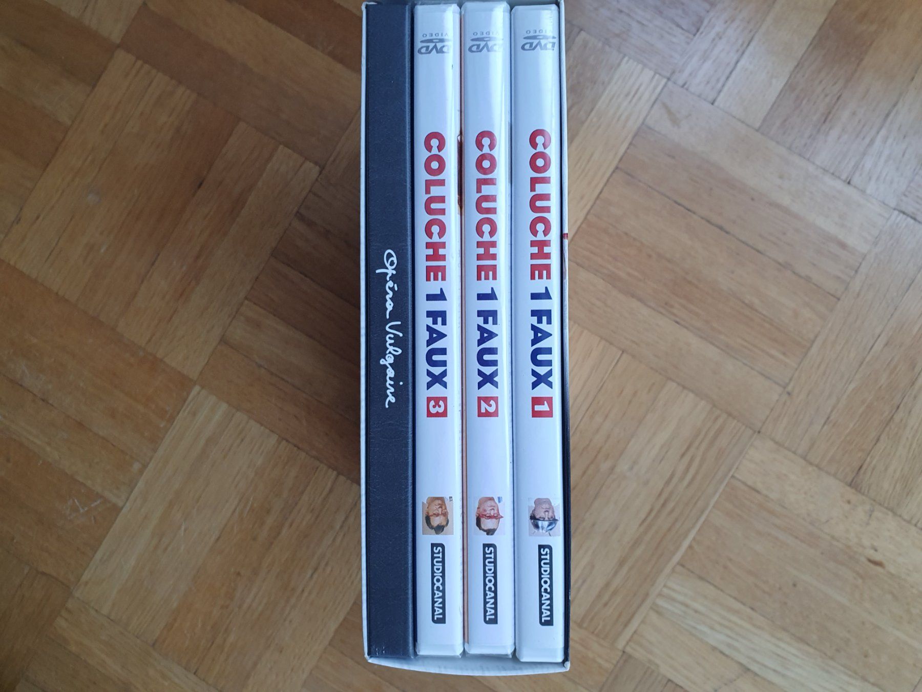 Tutti i DVDs: COLUCHE - COFFRET 3 DVD + 1 LIVRE – Nuovo e nell'imballaggio originale da Lavey-Village venduto da Dumbine 1