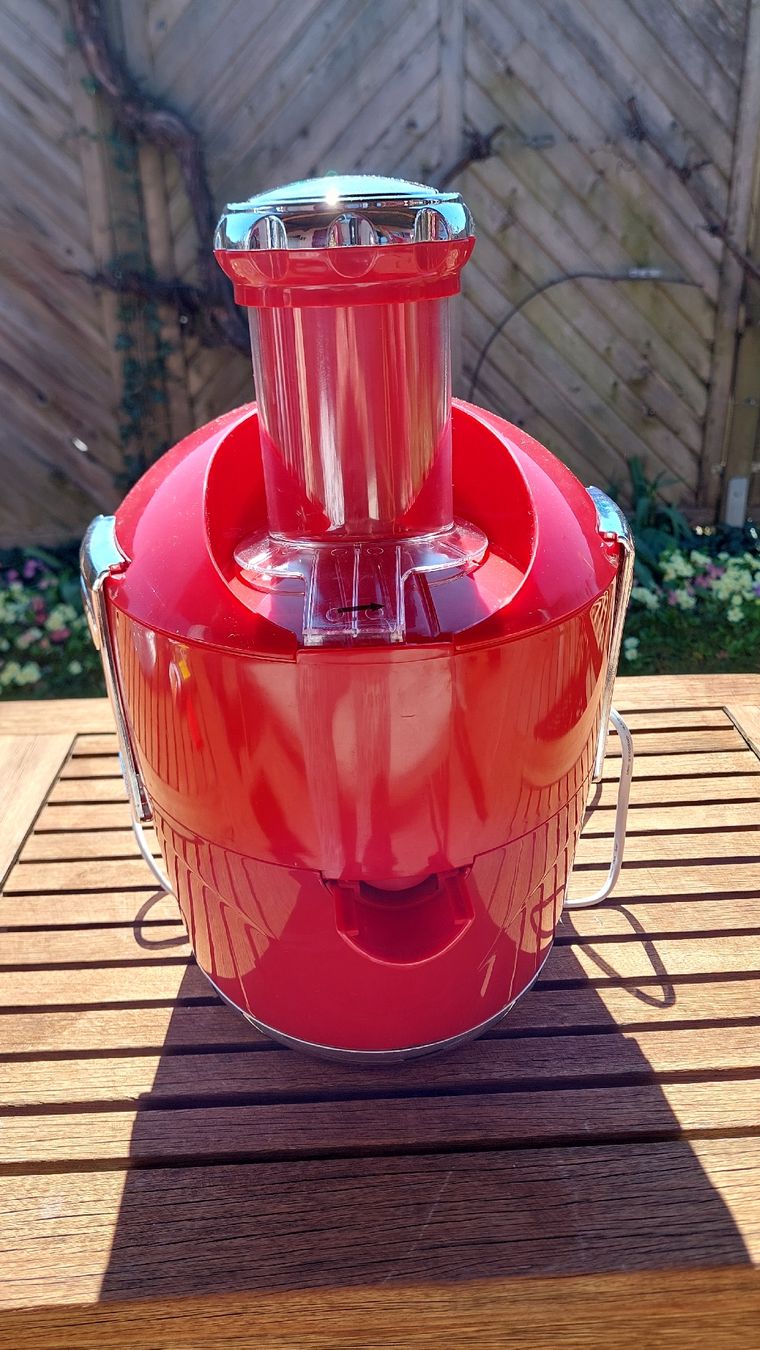 Küchengeräte: Roter Entsafter für gesunde Sommerdrinks! Wie neu! – Gebraucht aus Konolfingen von lanomi 1