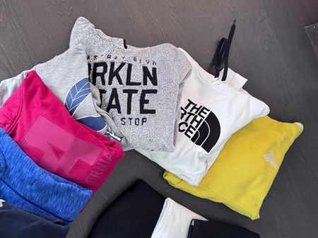 Kleiderset ca 152, viele Pullis, kurze Hosen, Badehosen