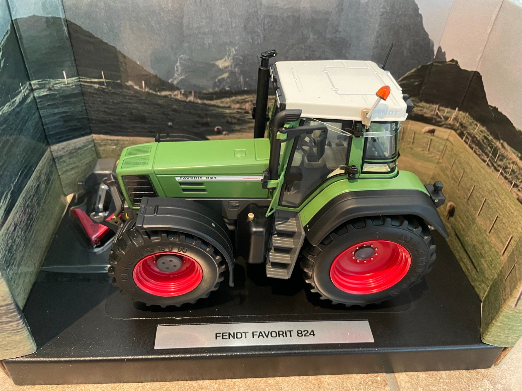 Fendt Trattori: Fendt Favorit 824 – Nuovo e nell'imballaggio originale da Kreuzlingen venduto da Stefan1150 3