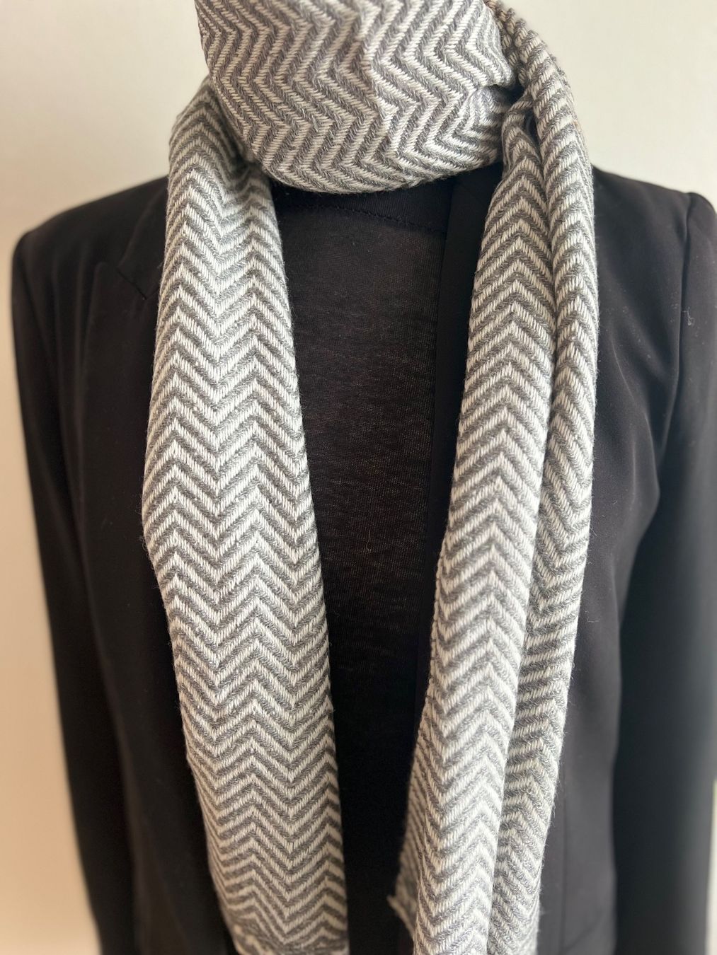 Foulards, Tücher & Schals: Écharpe douce chaude hiver 100% cachemire gris anthracite – Neu und originalverpackt aus Coffrane von Luxary_16 4