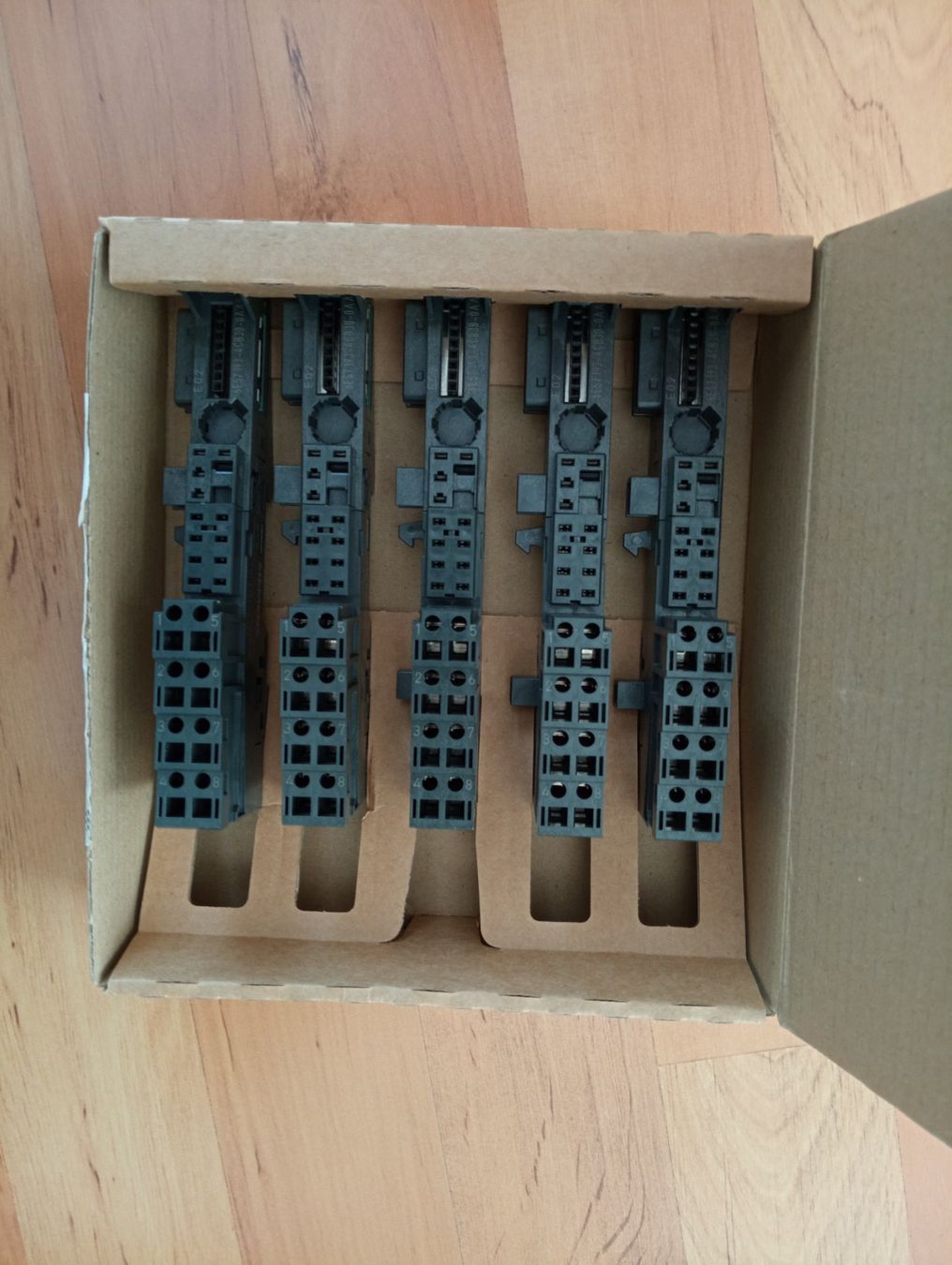 Siemens Componenti elettronici: 5 x SIEMENS SIMATIC DP, TM-E15C24-01 / 6ES7193-4CB30-0AA0 – Nuovo (secondo la descrizione) da Ufhusen venduto da HKSC 3
